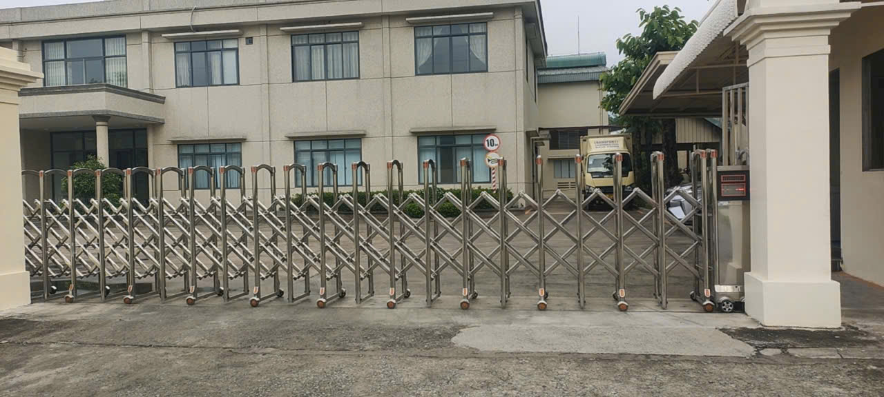 Đóng gói cổng xếp cẩn thận trước khi xuất xưởng
